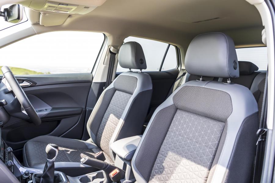 Интерьер Volkswagen T-Cross SEL 2019 года  (UK) (фото 17 из 26)